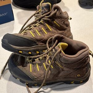 Sturdy Coleman hiking boots, leather and man made uppers, size 3M